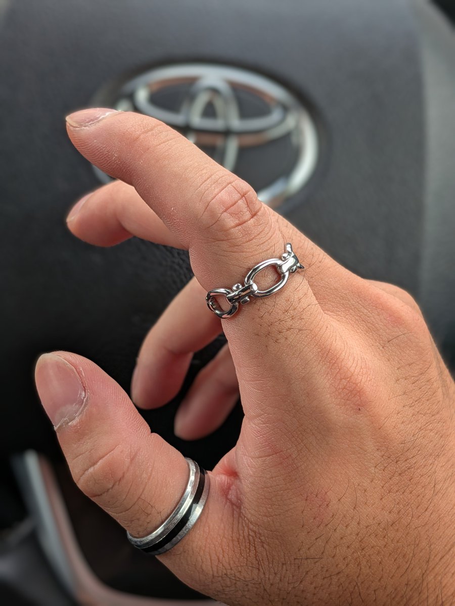 omatumatuo's tweet photo. 新しいリング💍
#指太っ
#毛穴デカい系男子
#セッターの片鱗 https://t.co/CToKLL9CHe