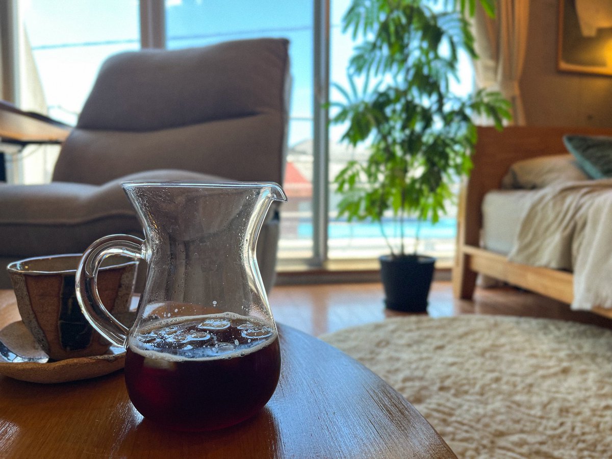 taka_nori014's tweet photo. お気に入りの家具、淹れたてのコーヒー、静かな部屋。

それだけで十分、いい一日だった。 https://t.co/7Xj0fmLtJk