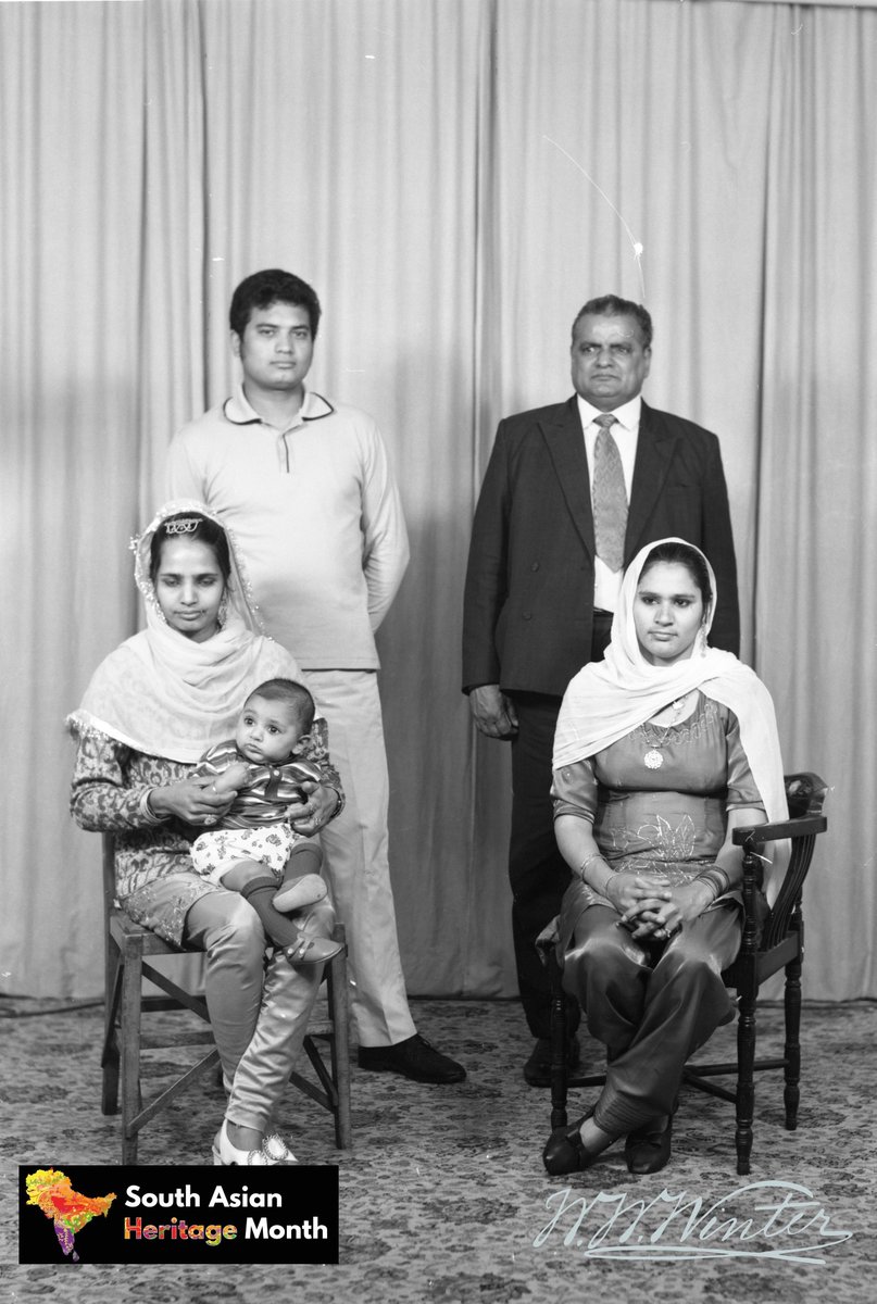 WintersFriends's tweet photo. Day 30 of #SouthAsianHeritageMonth celebrating #UnityInDiversity honouring cultures, languages &amp; histories.
Mr &amp; Mrs Singh and family.
#WWWinter photographed 1000's of individuals &amp; families who settled and made their home in Derby.   
@SAHM_UK https://t.co/ZuquFDmDc2