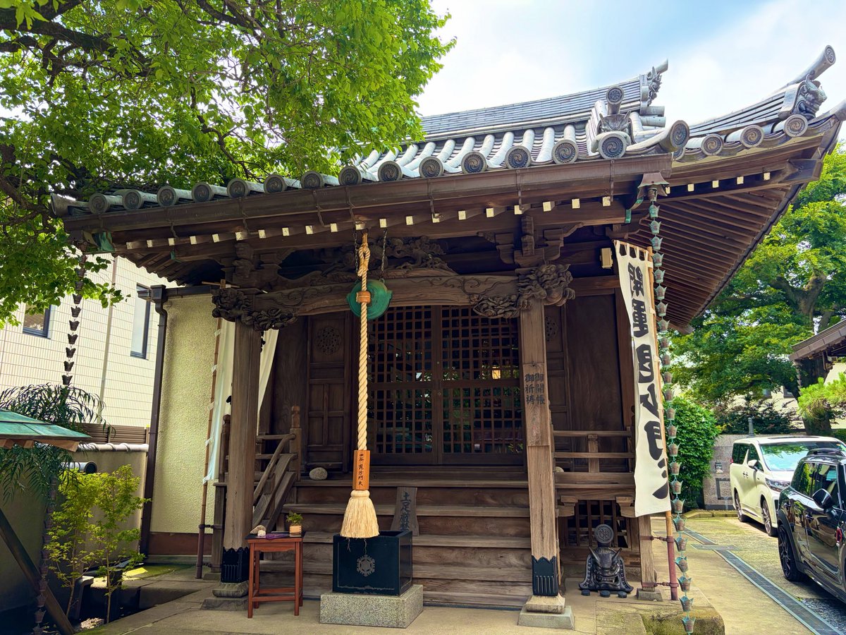 283GOSHUIN's tweet photo. #新宿区 #日蓮宗 #本性寺 #御朱印
東京都新宿区にあります日蓮宗の本性寺さんです🙏
寛文10年、観智院日詠によって開山され江戸時代初期、幕臣三田佐兵衛の祖父は、当地を隠居所としていたが寛永18年、観智院日詠にその土地を譲渡しました。
日詠は三田���兵衛の祖父の死去後に、菩提を弔うための寺を創建したのが始まりです。
境内には『北向毘沙門天堂』という堂宇があり、元々太田道灌の時代から江戸城本丸に在ったものといわれており、江戸幕府第5代将軍徳川綱吉の時代に移築されたものです。
御朱印は銀色で毘沙門天様を��いて頂きました🙇‍♂️🙇‍♂️