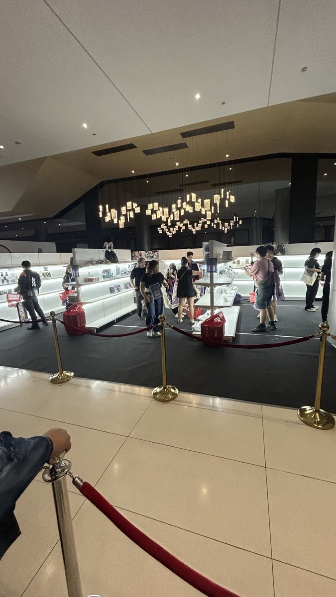 sweetcrazyfag's tweet photo. also merch is literally twice/thrice the price compared to taobao and people still went rabid and ransacked everything 😭 i need to start a group order when i go back to CN cause aint no way yall were so happy to be price gouged https://t.co/Iu6QgSS2br