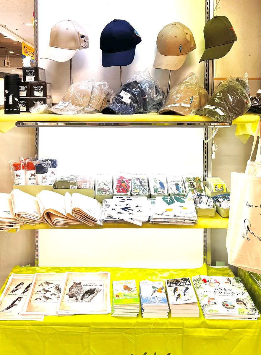 silbun's tweet photo. 野鳥グッズマーケット 日本野鳥の会様のコーナーです

（ひっそり…刺繍キャップのイラストを担当させていただいております…もちろん愛用してます）

後ろにアジャスターがついていて大きさを調整出来ます。鳥見で埃や汗がついてもやさしく手洗いで洗えるんですよ😉✨

#野鳥グッズマーケット https://t.co/ug2nOOD2c9