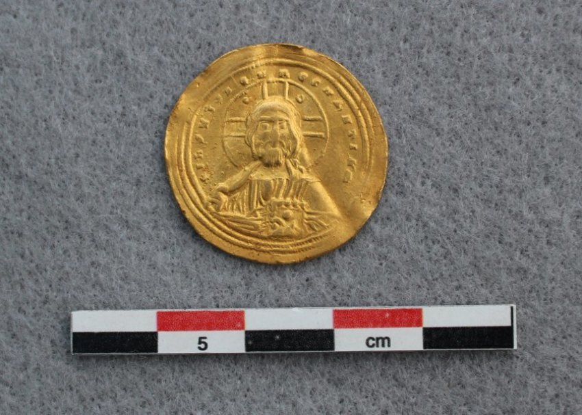 trad_west_'s tweet photo. 1,000-year-old Byzantine gold coin bearing the face of Christ was found in Norway 🇳🇴✝️ https://t.co/l4jCxaPGfZ