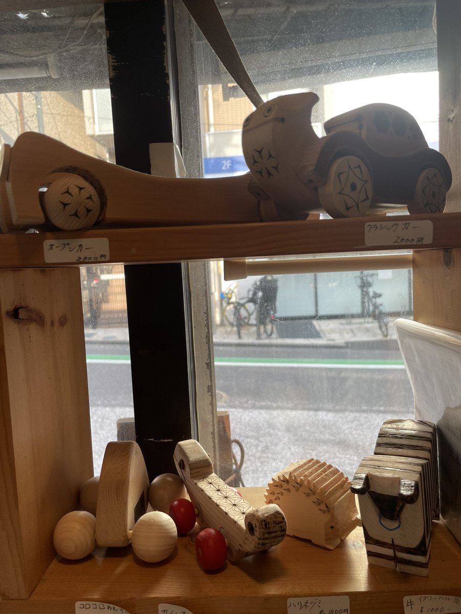 open_and_shut's tweet photo. 本日も開店しました◎見上げれば協賛提灯とアーケード🏮10月ヤミ市頃まで
小さな箱店［永字八法］檜の木工玩具スポーツカー、オニギリカー、イグノーベルの牛、ハリネズミ、カメレオンなど
週末六角橋商店街は商店街プロレス
あけ/たては1day企画愛しの「レトロ洋品店」遊びに来てね13時〜17時 https://t.co/sJOhAry8UR