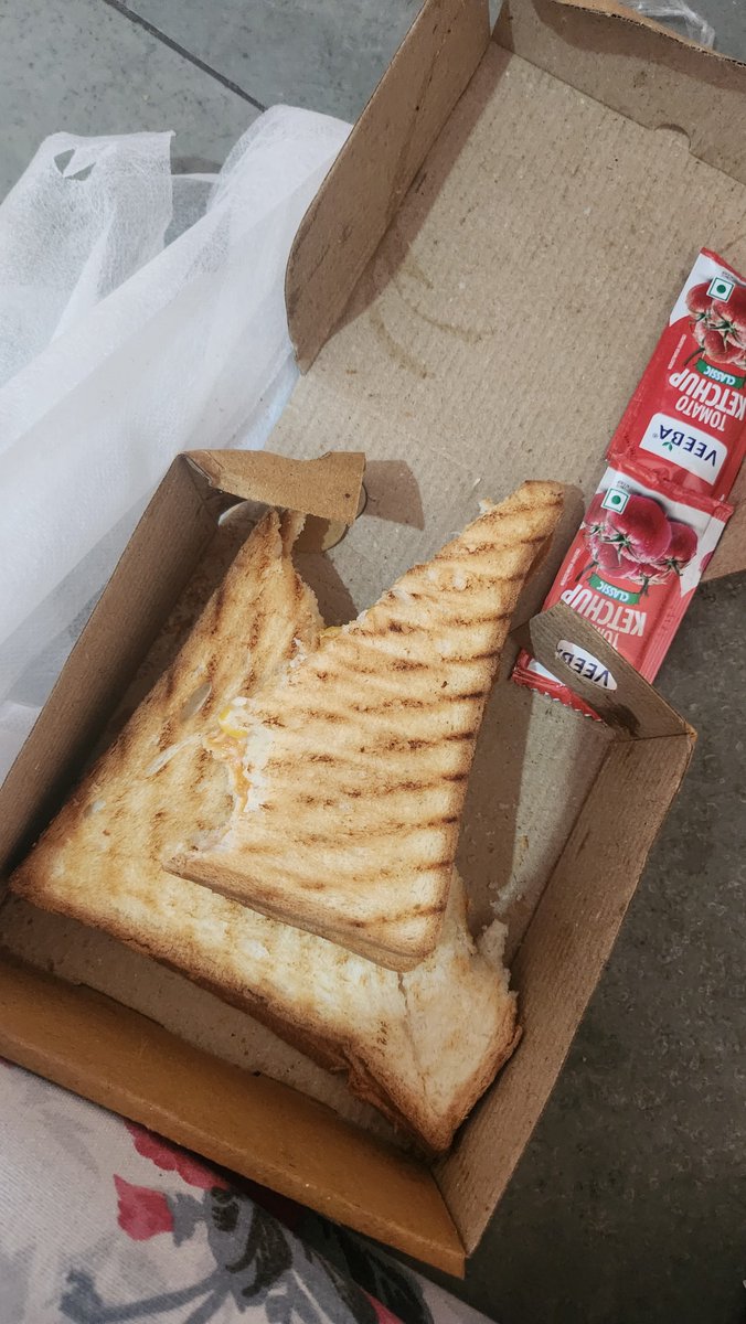 ooye_idiot's tweet photo. @zomatocare This delayed food was completely cold, burnt and filled with a bowl of oil in it @zomatocare https://t.co/50X99LcqUq