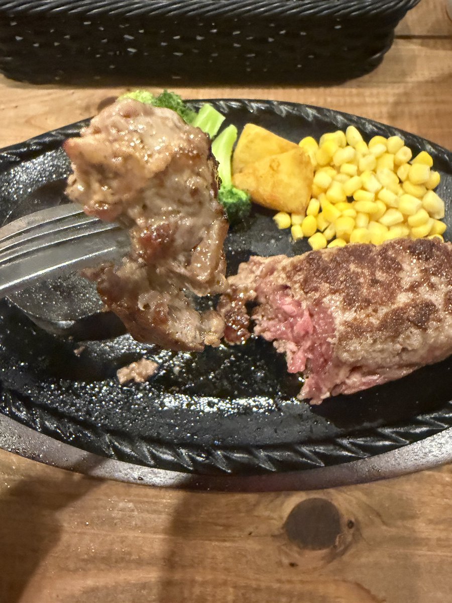 anagono_oishii's tweet photo. 沼津の「そよかぜ」さんのFC第1号店が袋井市でオープンすることになりそのレセプションにお招きいただきました！袋井市長、バーグマン田形さんもいらして大賑わいでしたよ。沼津の味が袋井市でも！ぜひ『味っ子2』のステーキハンバーグの味を体験してみてください！本式オープンはこの週末8月1日です！ https://t.co/SMij3frxOC
