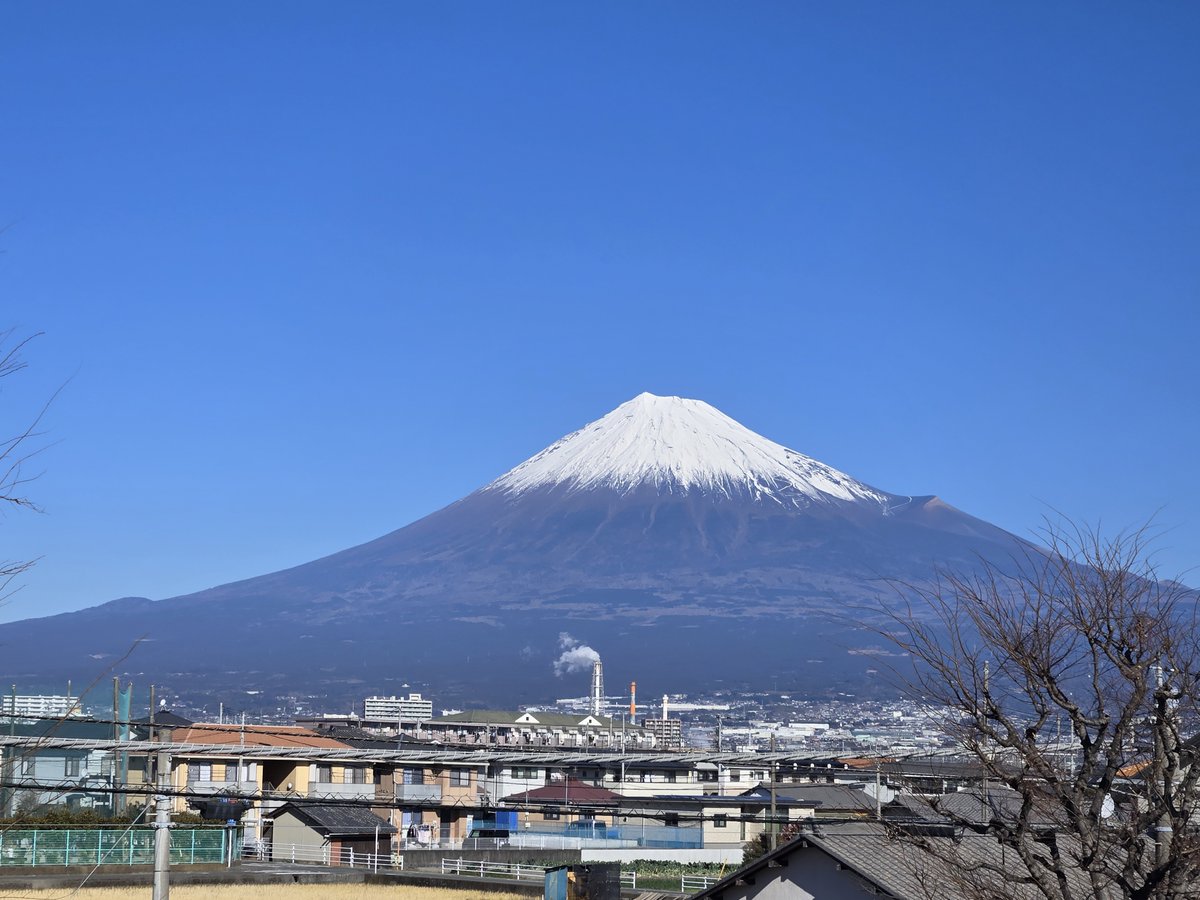 saikaipellet's tweet photo. お疲れ様です。これから大雨が来る？らしい #新潟県 #燕市 です。
そんな気配は感じられないが、県内では大雨警戒レベルが出ているところも・・・

天気が悪い日が続いております。
早くこんな青空が見たいなー、と思う今日この頃です。

画像はいつかの富士山です。

#企業公式がお疲れ様を言い合う https://t.co/6p3ZC1de6K