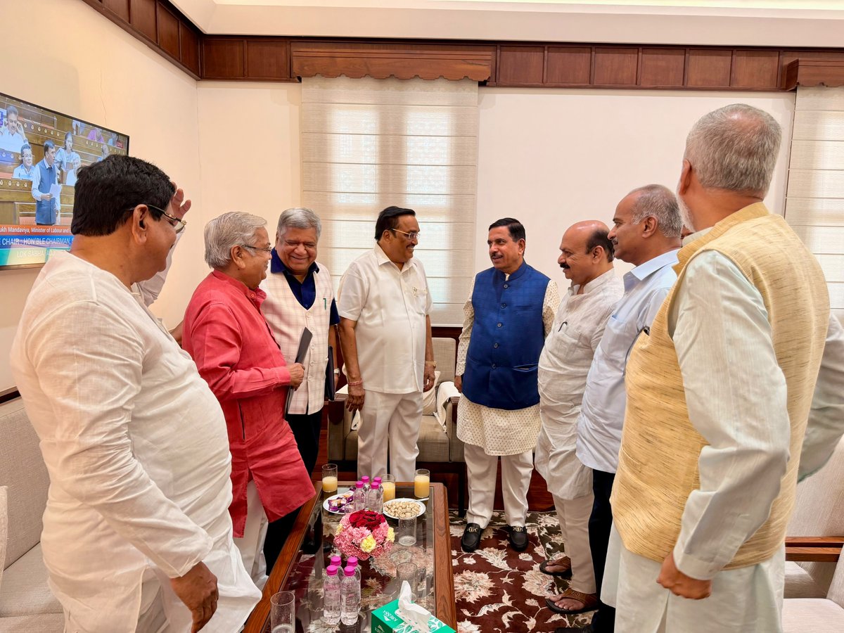 JoshiPralhad's tweet photo. ನವದೆಹಲಿಯಲ್ಲಿ ಇಂದು ರಾಜ್ಯದ ಸಂಸದರ ನಿಯೋಗದೊಂದಿಗೆ  ಕೇಂದ್ರ ಜಲಶಕ್ತಿ ಸಚಿವರಾದ ಶ್ರೀ ಸಿ.ಆರ್. ಪಾಟೀಲ್ @CRPaatil ಅವರನ್ನು ಭೇಟಿ ಮಾಡಿ ರಾಜ್ಯದ ಜಲ, ನೀರಾವರಿ ಮತ್ತು ಕುಡಿಯುವ ನೀರಿನ ಕುರಿತು ಚರ್ಚಿಸಲಾಯಿತು.

ರಾಜ್ಯದಲ್ಲಿ ಈ ವರ್ಷ ತೀವ್ರ ಮಳೆ ಕೊರತೆಯಾಗಿದ್ದು, ಜಲಾಶಯಗಳಿಗೆ ನೀರಿನ ಒಳಹರಿವು ಗಣನೀಯವಾಗಿ ಕಡಿಮೆಯಾಗಿದೆ. ಕುಡಿಯುವ ನೀರಿಗೂ ತೀವ್ರ ಅಭಾವ ಎದುರಾಗಿ,  ಬರಗಾಲ ಪರಿಸ್ಥಿತಿ ನಿರ್ಮಾಣವಾಗಿರುವುದನ್ನು ಈ ಸಂದರ್ಭದಲ್ಲಿ ಸಚಿವರಿಗೆ ವಿವರಿಸಲಾಯಿತು.

ಈ ಸಂದರ್ಭದಲ್ಲಿ ನನ್ನೊಂದಿಗೆ ಮಾಜಿ ಮುಖ್ಯಮಂತ್ರಿಗಳು ಹಾಗೂ ಸಂಸದರಾದ ಶ್ರೀ ಬಸವರಾಜ ಬೊಮ್ಮಾಯಿ @BSBommai , ಶ್ರೀ ಜಗದೀಶ ಶೆಟ್ಟರ್ @JagadishShettar , ಸಂಸದರಾದ ಶ್ರೀ ಗೋವಿಂದ ಕಾರಜೋಳ @govind_karjol , ಶ್ರೀ ಪಿಸಿ ಗದ್ದಿಗೌಡರ್ @PCGaddigoudar, ಶ್ರೀ ಪಿಸಿ ಮೋಹನ್ @PCMohanMP ಹಾಗೂ ಶ್ರೀ ವಿಶ್ವೇಶ್ವರ ಹೆಗಡೆ ಕಾಗೇರಿ @kageri250 ಉಪಸ್ಥಿತರಿದ್ದರು.

#KarnatakaWaterCrisis