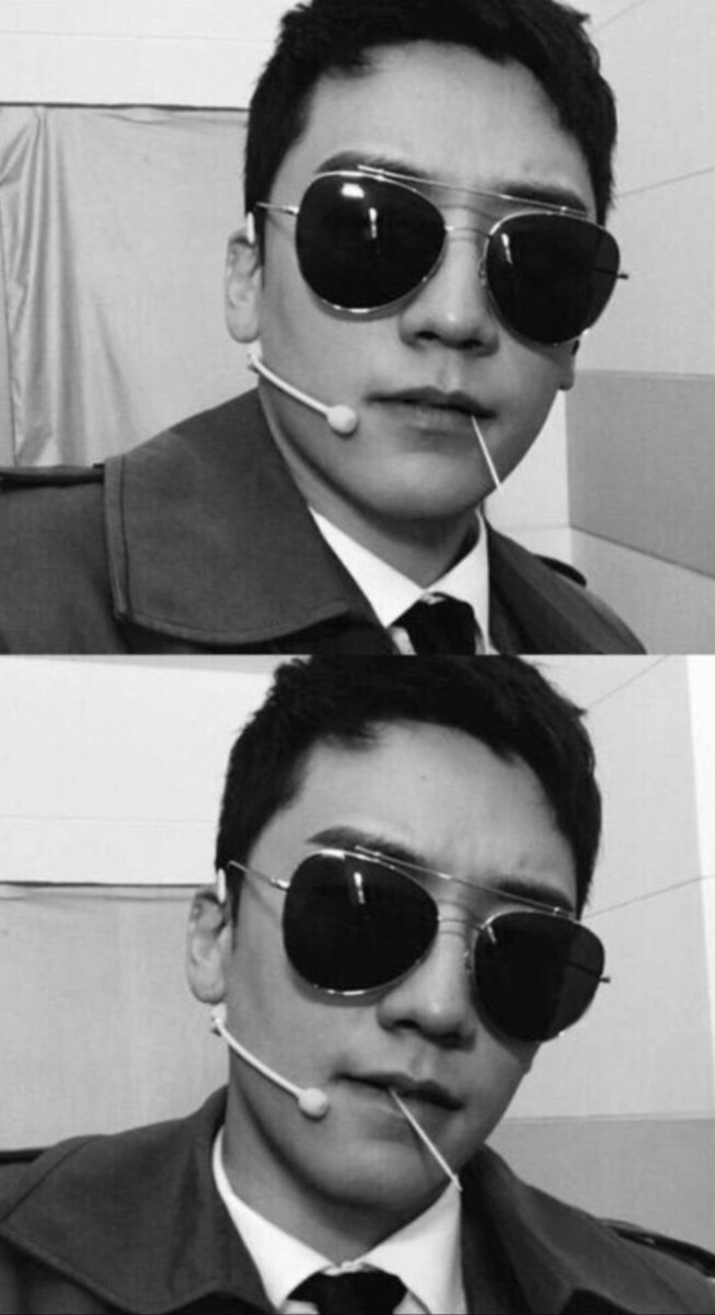 pandaMimy's tweet photo. He knows he is sexy 😍💙👑✨ #SEUNGRI https://t.co/1JKAUaVQdJ