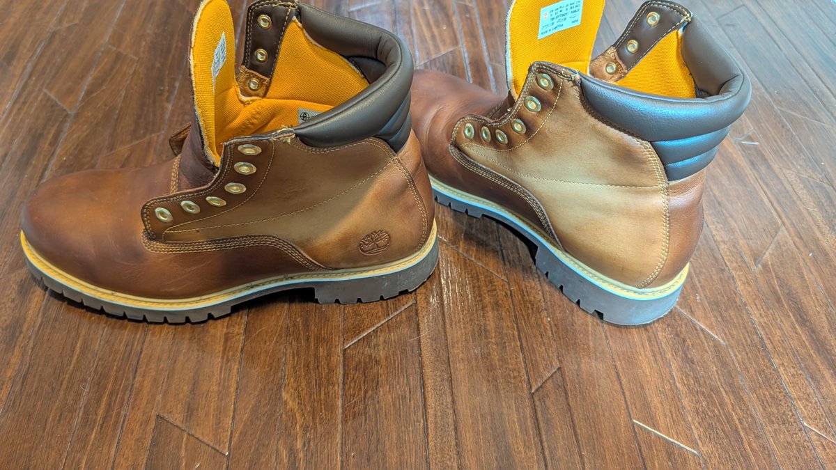 sarachaso1018's tweet photo. ティンバーランドの中古を5000円で発見！
仕事かキャンプ様に買ってみた😁
ほぼ新品なのでインナーだけ念入りに洗い、コロニルでテカテカに仕上げるつもりが...
中途半端に終わる😭 https://t.co/fn6sRxWrXL