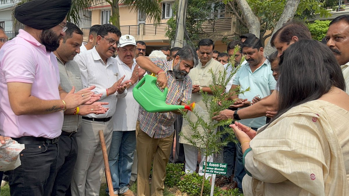 aseemgoelbjp7's tweet photo. 🌱 एक पेड़ माँ के नाम 🌱

आज मॉडल टाउन, अम्बाला शहर में “एक पेड़ माँ के नाम” अभियान के अंतर्गत सम्मानित साथियों के साथ पौधारोपण करने का सौभाग्य प्राप्त हुआ।

#EkPedMaaKeNaam #PlantationDrive #SaveEnvironment #GreenAmbala #AmbalaCity https://t.co/ghdTiittKn