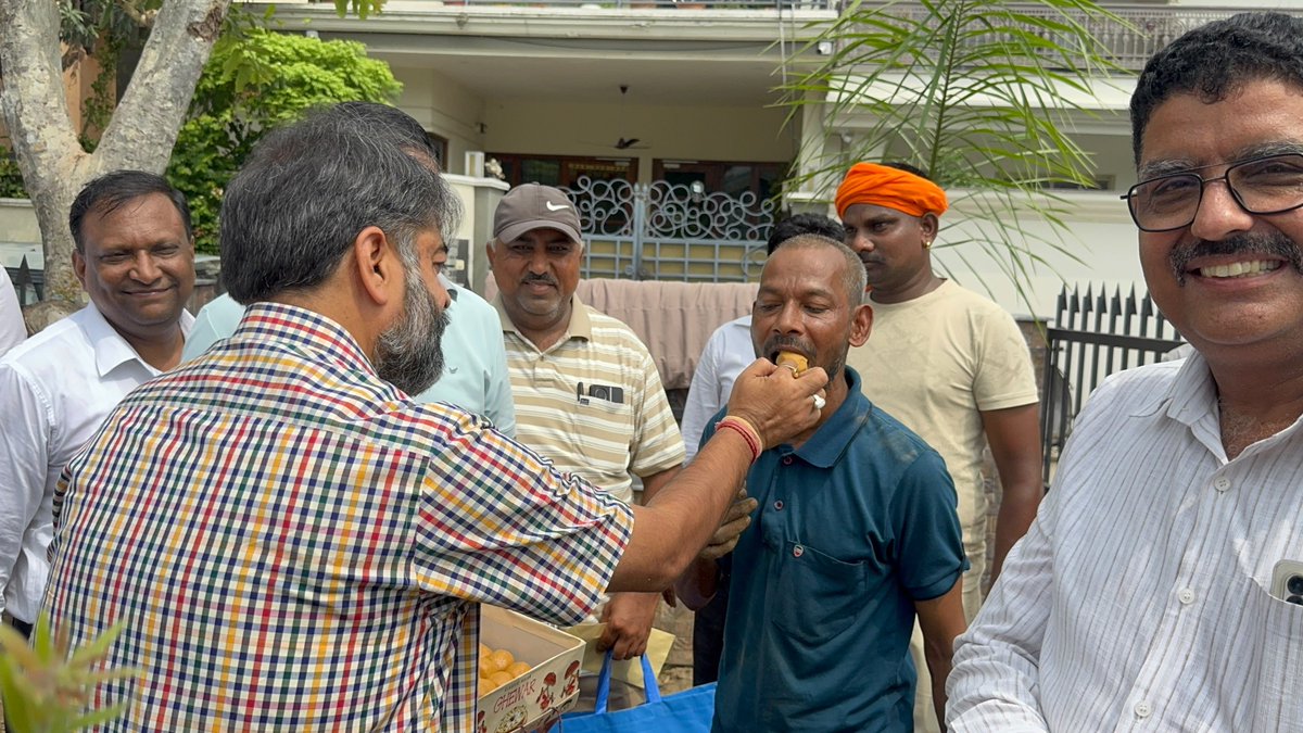aseemgoelbjp7's tweet photo. 🌱 एक पेड़ माँ के नाम 🌱

आज मॉडल टाउन, अम्बाला शहर में “एक पेड़ माँ के नाम” अभियान के अंतर्गत सम्मानित साथियों के साथ पौधारोपण करने का सौभाग्य प्राप्त हुआ।

#EkPedMaaKeNaam #PlantationDrive #SaveEnvironment #GreenAmbala #AmbalaCity https://t.co/ghdTiittKn