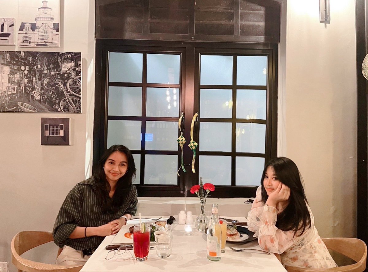 cokIaat's tweet photo. from this to this

the first pic is the moment the storyline flipped,

kating gue yang paling populer, the one everyone wants, tiba-tiba ngaku kalau dia yang selama ini jadi anon… yang selalu nemenin gue di tiktok live, just to be close to me. https://t.co/jA88yeEL58