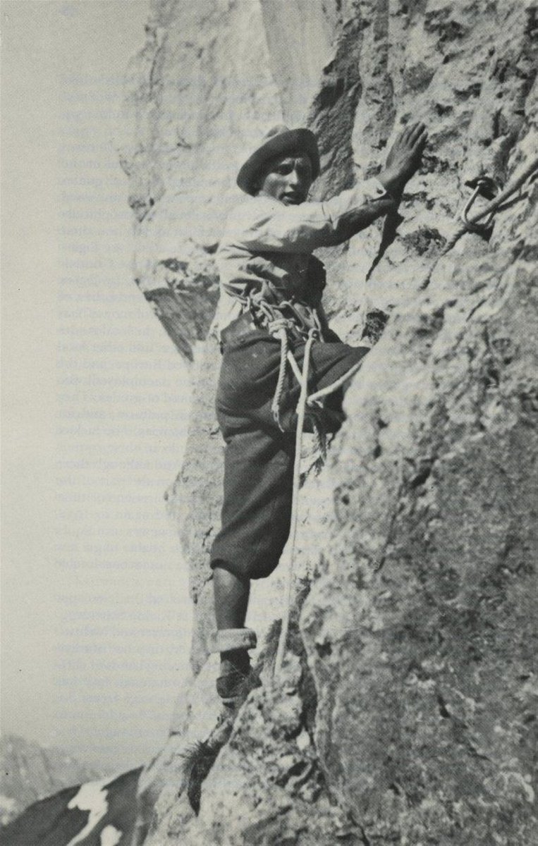 devenireuropeo's tweet photo. 🚩Hace 90 años moría heroicamente Toni Kurz en la cara norte del Eiger. Tras horas luchando contra el frío y el agotamiento, un nudo en la cuerda le impidió recorrer los últimos metros hasta el equipo de rescate.

Sus últimas palabras fueron: «Ya no puedo más» https://t.co/uvrVqbdJco