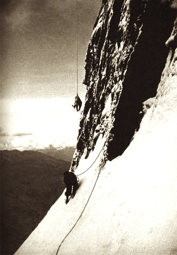 devenireuropeo's tweet photo. 🚩Hace 90 años moría heroicamente Toni Kurz en la cara norte del Eiger. Tras horas luchando contra el frío y el agotamiento, un nudo en la cuerda le impidió recorrer los últimos metros hasta el equipo de rescate.

Sus últimas palabras fueron: «Ya no puedo más» https://t.co/uvrVqbdJco