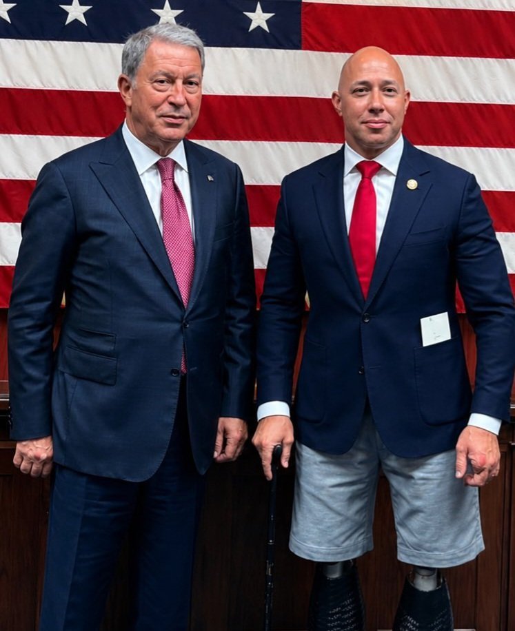 migferhaber's tweet photo. AKP’li Hulusi Akar, Ankara’da eylem yapan gazilerimizi ‘ikaz’ etti: “Gerçekleri görün, evinize gidin oturun, kendinizi kullandırtmayın. Polemik üretmeye çalışanların oyuncağı olmayın.” https://t.co/6AuL7o3qOO