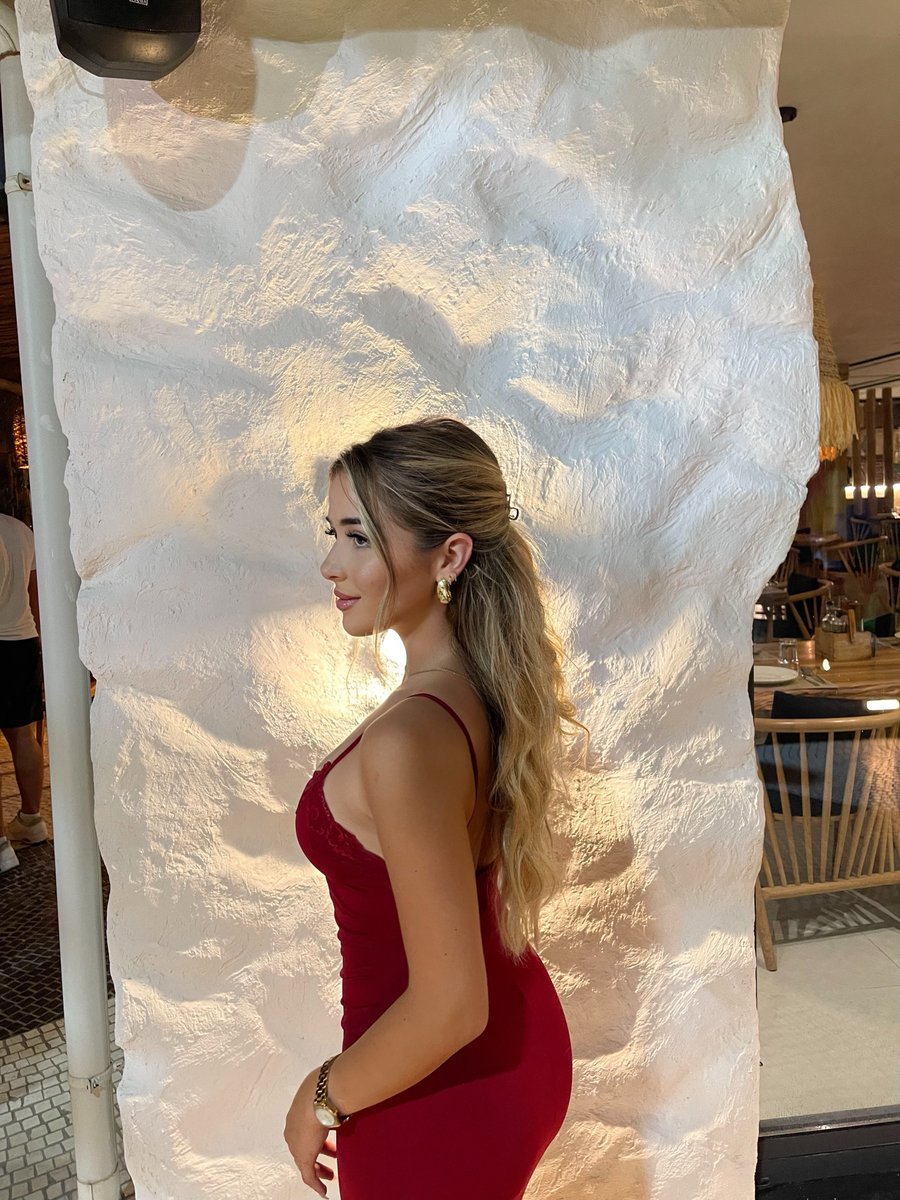 mysunyyy's tweet photo. Arkadaki taş duvar kadar dik duruyoruz çok şükür.

Lady in red. ❤️ https://t.co/ALMHrgD6MZ