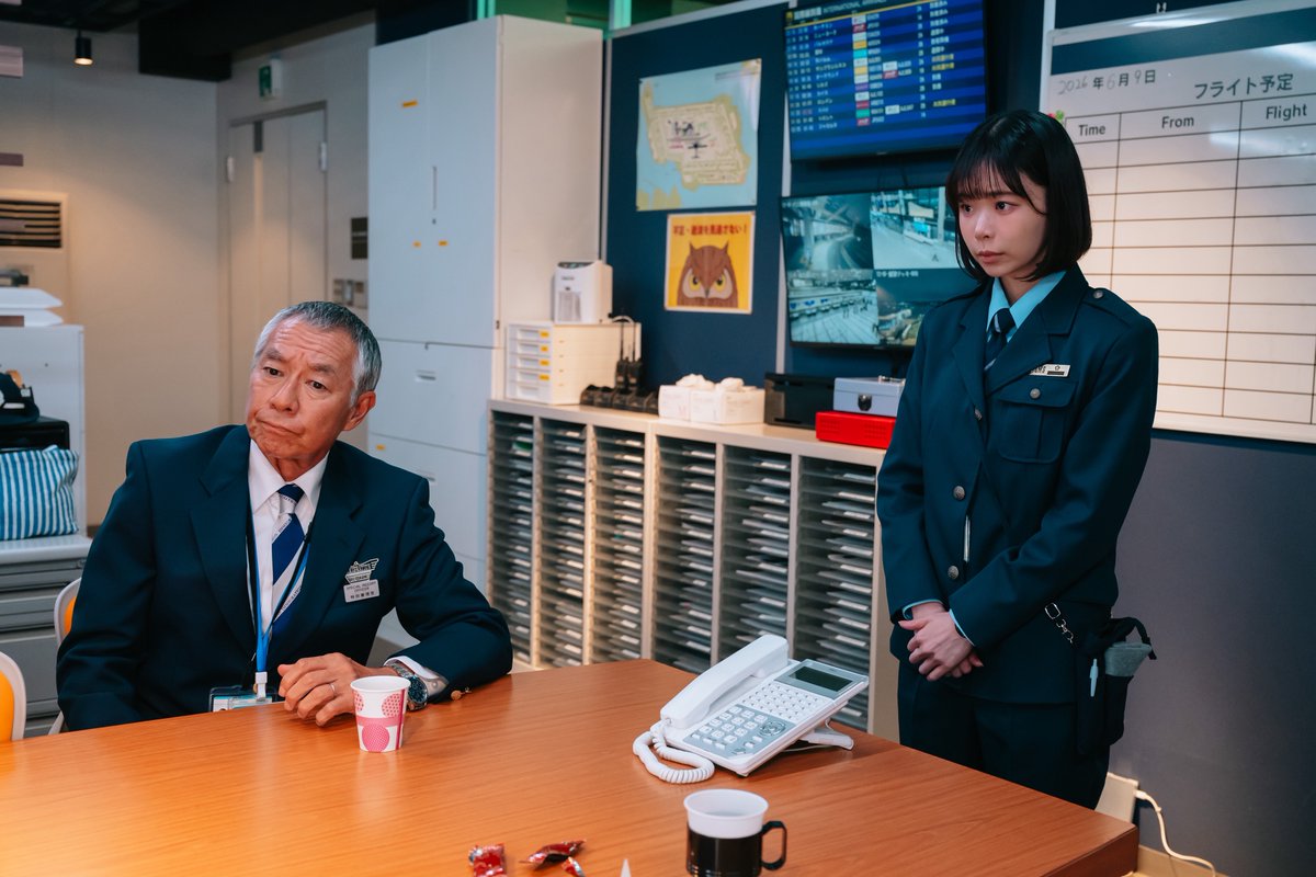 daikuukou__ex's tweet photo. 場面写真公開📸
✈︎∽∽∽∽∽∽∽∽∽∽∽∽✈︎

『#大空港 〜GATE24〜』
第2話放送まであと2️⃣時間

GATE24 vs 飛行機爆破予告
犯人の要求は300万ドル💵
果たして犯人を見破ることはできるのか…？

《痛快空港エンターテインメント》
今日よる9時から放送📡

第1話もTverで無料配信中✈️
🔗https://t.co/xylYUC63ER