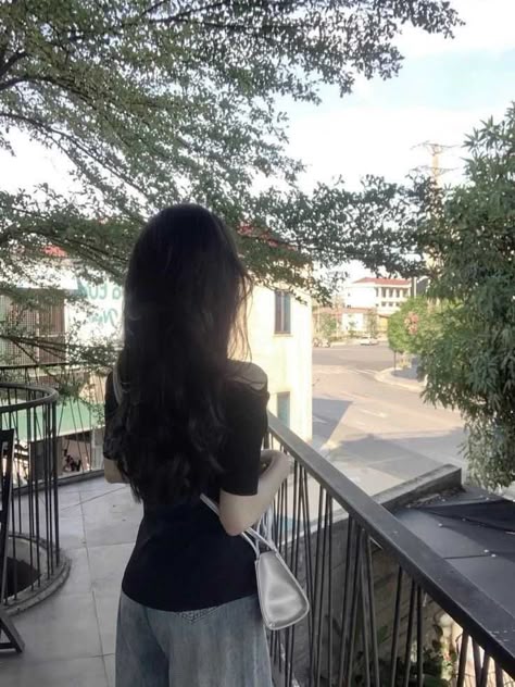 gungdee666's tweet photo. Balcony breeze, timeless silhouette black top, light denim, and a crisp white bag
pPK https://t.co/KcuT07YQQe