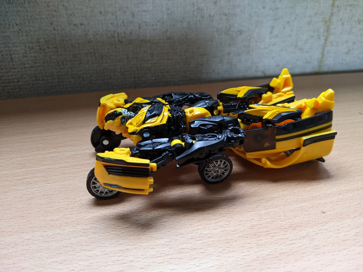 Na249786336's tweet photo. SSバンブルビー(ロストエイジ)の宣材を最初に見て、たぶん皆が思ったヤツ。

＃トランスフォーマー https://t.co/UXKBkcKcAc