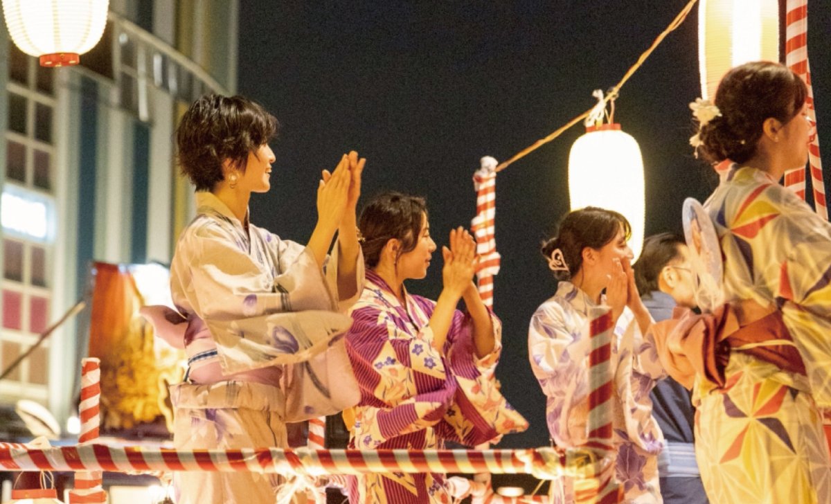 happoenPR's tweet photo. 夏の夜を、体ごと満たしたい。

「MATSURI JAPAN 2026」のパフォーマンスには、各地の想いや歴史、リズムが集まるステージが登場します。

今回は、石見神楽東京社中〈島根県〉／東京高円寺阿波おどり〈東京都〉／東京盆踊り〈東京都〉の3つの演目をご紹介。

■石見神楽東京社中（8/8・8/9両日出演）
石見神楽は、島根県西部・石見地方を代表する伝統芸能です。
絢爛豪華な衣裳と軽快な囃子、そして勇壮な舞は、見るものを古の神話の世界に誘います。

■東京高円寺阿波おどり（8/9(日)出演）
東京高円寺阿波おどりは、1957年にまちの賑わいを求め始まりました。
以来本場徳島に学び長い歴史に磨かれた、東京の夏の風物詩をお楽しみください。

■東京盆踊り（8/9(日)出演）
輪になって踊り、音に身を委ねるひととき。
誰でも気軽に参加できて、人と人とのつながりを盆踊りで感じてみてください。

高輪ゲートウェイシティで出会う、日本各地の“祭りの技”。
続報もどうぞお楽しみに。

🏮詳細はこちら
https://t.co/xALE5WqD3C

#八芳園 #MATSURIJAPAN #親子でおでかけ
#夏休みイベント #高輪ゲートウェイシティ
