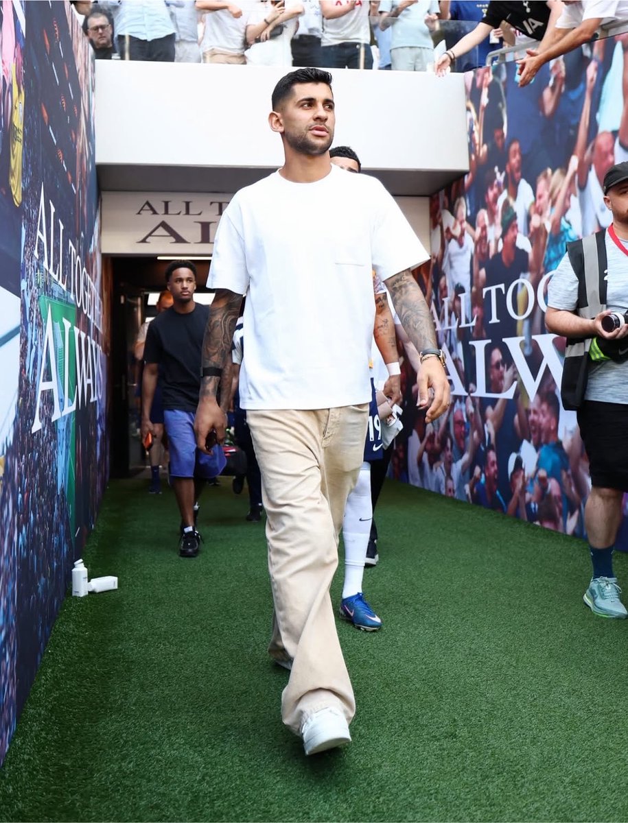 Lilywhite_Rose's tweet photo. 🚨#thfc Roberto De Zerbi on Cristian Romero wishing to leave Tottenham: 

“Romero with me was unbelievable. Top. In his behaviour, his respect, he suffered when he did not play the last game. It is not true that he wanted to leave for Argentina to prepare for their World Cup. It's not true.

"After the semi-final [against England] we text a message, but I never called him to convince him to stay. I respected what he told me. 

@AlasdairGold