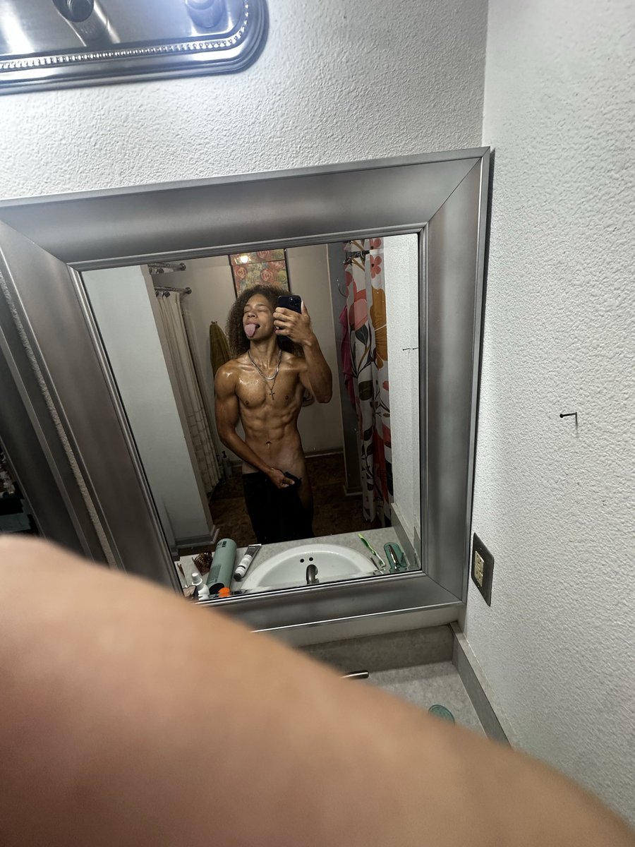 ZayPrince69's tweet photo. Your truly😝😝😛😛 wan see whats hiding? DM me to find out…
#freaky
#lightskinfreak
#nude
#naked
#shower
#indianafreaks
#hot
#teases https://t.co/UUB9dj4mlS