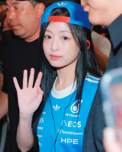 AboutMusicYT's tweet photo. Ahyeon of BABYMONSTER gains attention after buying a fan's nephew ice cream. https://t.co/2Eekv4KTjn