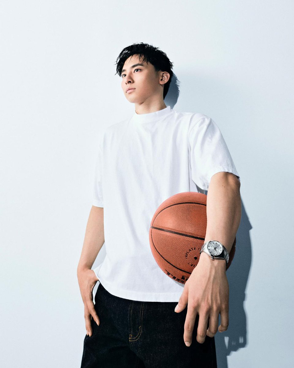 fashionsnap's tweet photo. 【新着】「ティソ」ジャパンアンバサダーの河村勇輝選手が魅せる、新作ウォッチ「TISSOT ジェントルマン 38mm」の3つのスタイル。"本物"の自分を築き上げるための時間を刻む──。
 https://t.co/ip0z1olYVe （PR） https://t.co/90AiUg7bEJ