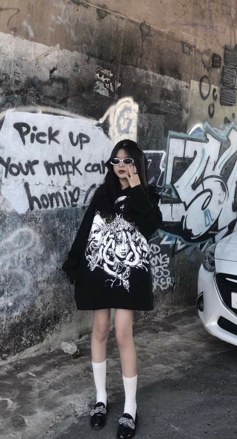 Xyo5Yc0h6txK9Sv's tweet photo. Street style energy oversized black hoodie dress, chunky loafers, and a graffiti wall that steals the show
MSpH https://t.co/C1fGpeAKiu