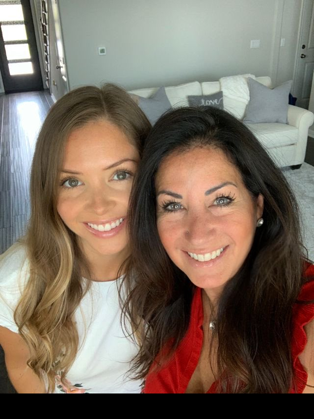 madrehijada's tweet photo. Mi madre y yo, ¿cuál de los dos te gusta más? 🤪Mi madre y yo, ¿cuál de los dos te gusta más? 🤪 https://t.co/QKxQMJhkFv