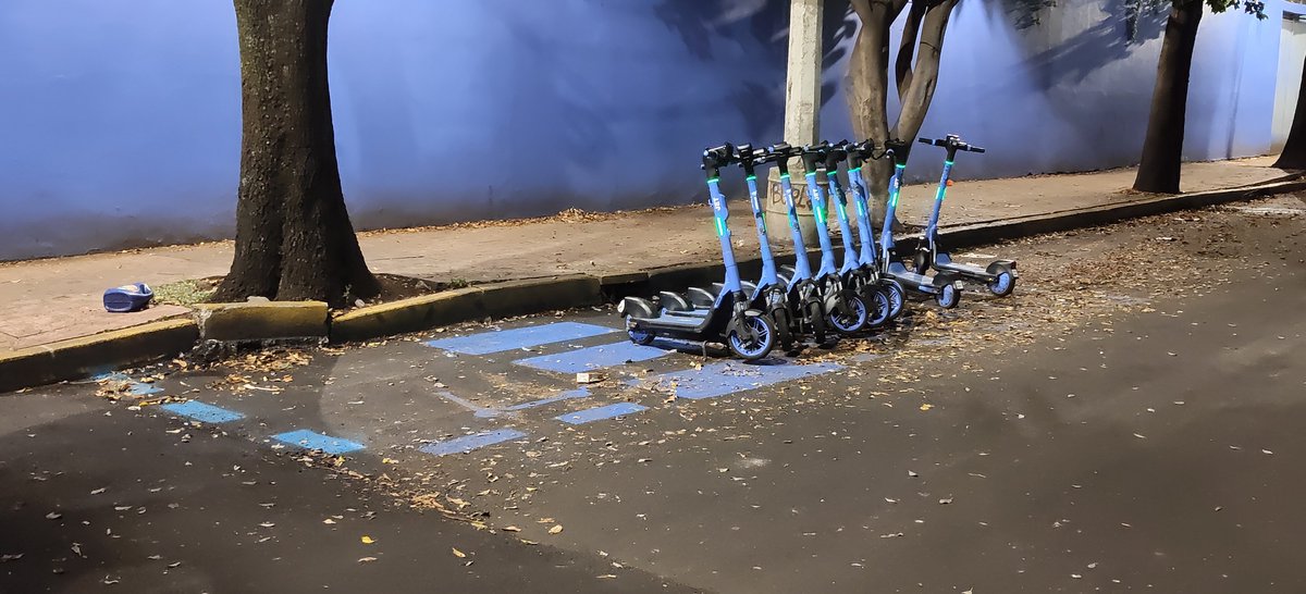 MrSAMO_o's tweet photo. @AlcaldiaMHmx Porque pintan y se dan permiso está empresa de scooters @Jetmxc acaban de re encarpetar FFCC de Cuernavaca Colonia Granada y están ya haciendo lo que quieren ¿Tienen autorización? @VigimoviCDMX  @LaSEMOVI creo que están con Total impunidad https://t.co/16IHlY7zq8