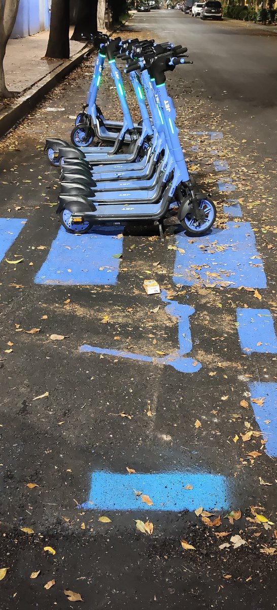 MrSAMO_o's tweet photo. @AlcaldiaMHmx Porque pintan y se dan permiso está empresa de scooters @Jetmxc acaban de re encarpetar FFCC de Cuernavaca Colonia Granada y están ya haciendo lo que quieren ¿Tienen autorización? @VigimoviCDMX  @LaSEMOVI creo que están con Total impunidad https://t.co/16IHlY7zq8