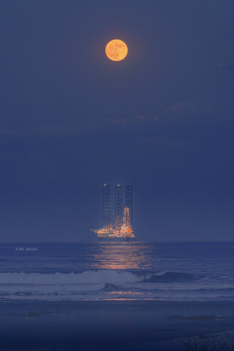 smiles_forall_'s tweet photo. 昨夜の満月の月の出です。
海に行ったら知らない船が。
あとからこれは船じゃなくて
海洋掘削リグなんだとか…
#バックムーン
#九十九里町 https://t.co/CKbR9RvdE9