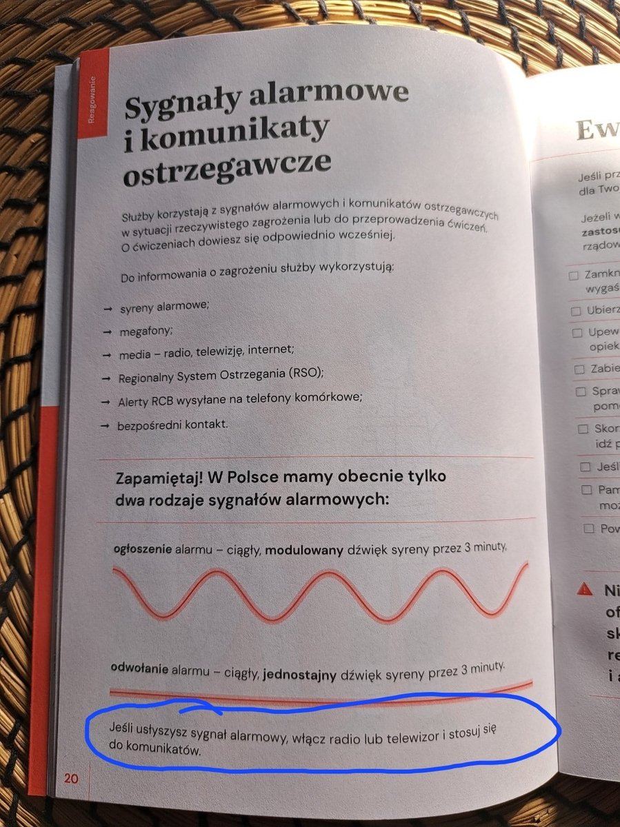 JacekSo55781015's tweet photo. @Bart_Wielinski Jest napisane w poradniku bezpieczenstwa co w przypadku syren nalezy robić.

Najpierw prawica wyśmiewała poradnik. A teraz ma pretensje do rzadzacych. https://t.co/ceXeOVxLua