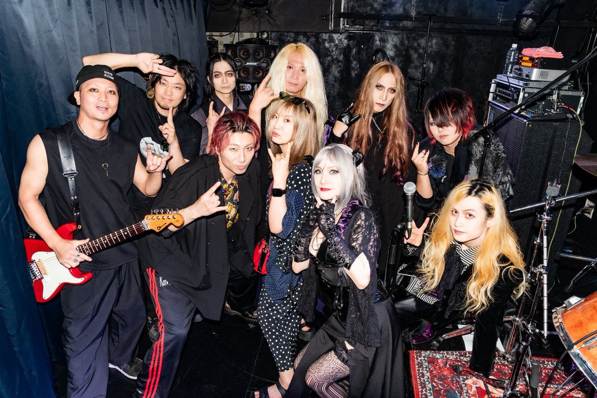 ancientmyth's tweet photo. 🔥⚔️🤺🔥⚔️🤺🔥⚔️🤺

⚔️ ANCIENT MYTH presents 2MAN SERIES “MYTHIC DUEL” 01 ⚔️

◈ 2026.7.26(Sun)
西荻BETTYROOM
vs VORCHAOS
🌋 炎獄の章

終演後、
VORCHAOS のJun Ta_Na_Ka さん@whitemicjun のイラストをご担当いただいた
国樹由香先生 @kunikikuni を交えての
集合写真です📸
熱き戦いは、配信アーカイヴでも引き続きご覧いただけます✨

https://t.co/KZQeH9Vq9u