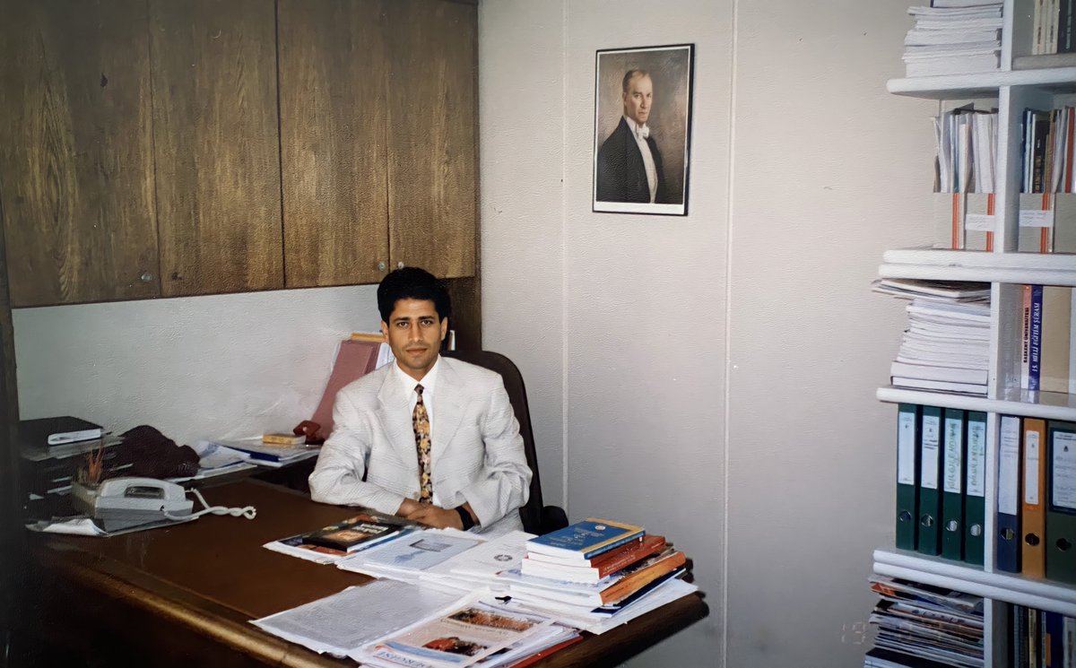 AliSahin501's tweet photo. BU ODANIN BİR HİKAYESİ VAR…

1997 REFAHYOL Hükümeti…
Merhum Doç Dr Kahraman Emmioğlu’nun milletvekili benim de danışmanı olduğum oda. 

Dramatik, travmatik, trajik ve ibretlik bir hikaye… Benim hikayem…

26 Şubat 1990 yılında lisans ve yüksek lisans için gittiğim Pakistan’dan tevafuktur yine aynı ay, aynı gün yani 26 Şubat 1997 tarihinde geri dönmek nasip oldu. O gün bir diplomat olma hayaliyle döndüğüm ülkemdeki siyasi atmosferi tanımlayacak kelime bulamıyorum. Cunta zihniyetine teslim olmuş genelkurmay, YÖK, işçi sendikaları, medya patronları, rektörler millet iradesini temsil eden tek kale olarak TBMM ve Refahyol Hükümeti üzerinde tarifi güç bir vesayet baskısı kurmuşlardı.

Koalisyonun Doğruyol kanadı adeta ishal olmuşçasına tehditlerle istifa ettiriliyordu. Rahmetli Necmeddin Erbakan, okyanusun ortasında kasırgaya tutulmuş hükümetini sağ salim karaya ulaştırma gayreti içindeydi.

İnançlı kesim üzerinde zulüm, üniversitelerden liselere, kamu kurumlarından özel sektöre ülkeyi şehir şehir, köy köy, sokak sokak apartman apartman kuşatmıştı. Fakültelerini birincilikle bitirmiş öğrenciler çıktıkları mezuniyet töreninde saldırıya uğruyor başları zorla açtırılmıyor! zorla açılıyordu. İmam Hatipli kız öğrenciler başlarını açmadıkları için polisler tarafından coplanıyordu okul önlerinde. Hiç bir akşam bülteni yoktu ki yediğimiz lokma gırtlağımızda düğümlenmesin, gözlerimizden yaş süzülmesin ekran başında.

26 Şubat 1997’de böyle bir atmosferde döndüm Türkiye’ye. 27 Şubat’ta diploma ve transkriptlerimin çevirisi yapıp, Kemal Gürüz’ün başkanlığındaki YÖK’e denklik başvurusunda bulundum. Ve bir gün sonra takvim 28 Şubat’ı gösterirken Türkiye 1000 yıl sürmesi planlanan bir zulüm girdabının içine sokuldu.

Ben başvuruncaya kadar en fazla 10 gün içinde sonuçlandırılan denklik başvuruları aylar sürmeye başladı. Süre uzayınca bir aksilik olduğu düşüncesiyle Gaziantep’ten Ankara’ya gidip denkliği YÖK’ten takip etme kararı aldım. Sokakta karşılaştığımız ve o yıllarda Refah Partisi Nizip İlçe Başkanlığını yapan Kuyumcu Ali ağabey Ankara’ya gideceğimi öğrenince, Gaziantep Milletvekilimiz Kahraman Emmioğlu’na uğrayabilirsen selamlarımızı söyle dedi. Otobüse binip Soğuk Ankara’dan daha soğuk YÖK’e varıp süreci sordum. Diploma ve transkriptlerimin Ankara Üniversitesi Uluslararası İlişkiler Bölümü’ne gönderildiğini ve Pakistan’da aldığım eğitimle ilgili görüş sorulduğunu söylediler. Süreç işliyor ama size tarih veremeyiz dediler.

YÖK’ten aldığım bu cevabın ardından yapacak bir şey olmayınca Kuyumcu Ali Ağabeyin selamını iletmek üzere Gaziantep Milletvekili Kahraman Emmioğlu ile görüşmek üzere TBMM’ye gittim. O günlerde cep telefonu henüz icat olunmamıştı ve milletvekillerine erişim kolay değildi. İlk kez gittiğim TBMM’de Kahraman Bey’i makamında ziyaret ettim ve emanet selamı ilettim. Ismarladığı çayı yudumlarken benim ne işle meşgul olduğumu sordu. Karaçi Üniversitesi’nde uluslararası ilişkiler alanında lisans ve yüksek lisansımı tamamlayıp YÖK’e denklik başvurusunda bulunduğumu denkliği aldığımda iş arama sürecini başlatacağımı ifade edince hangi dilleri bildiğimi sordu. İngilizce, Arapça ve Urduca bildiğimi öğrenince tebessüm etti ve ben de tam senin gibi bir danışman arıyordum kendime, benimle çalışır mısın dedi. Neye uğradığımı şaşırmıştım. TBMM’de danışmanlık teklifi almak hayal bile edemeyeceğim bir şeydi. Şeref ve onur duyarım dedim. Denklik çıkıncaya kadar özel danışmanım ol çıkınca da resmileştiririz dedi Kahraman Bey.

Ve ben üzerimdeki elbiseler dışında hiçbir şeyim olmadığı halde, Ankara’da Refah Partisi Gaziantep Milletvekili Kahraman Bey’in danışmanlığını yapmaya başladım TBMM’de. Günler geçiyor aylar geçiyor ama denkliğim bir türlü çıkmıyordu.

Devamı…
👇