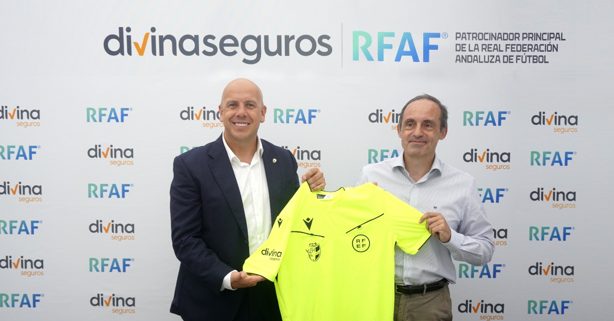 RFAF's tweet photo. 🌀𝗟𝗮 𝗥𝗙𝗔𝗙 𝘀𝗲 "𝘃𝗶𝘀𝘁𝗲" 𝗱𝗲 𝗗𝗶𝘃𝗶𝗻𝗮 𝗦𝗲𝗴𝘂𝗿𝗼𝘀

🤝 @SegurosDivina se convierte en el 𝑝𝘢𝑡𝘳𝑜𝘤𝑖𝘯𝑎𝘥𝑜𝘳 𝘱𝑟𝘪𝑛𝘤𝑖𝘱𝑎𝘭 de la RFAF

📝 @Pedrocurtido_ presidente de la RFAF y 𝗔𝗿𝗺𝗮𝗻𝗱𝗼 𝗡𝗶𝗲𝘁𝗼 presidente de Divina Seguros firman la alianza estratégica para los próximos 3 años.

ℹ️ https://t.co/iZwILNTJJZ

#RFAF #JuntosCrecemos