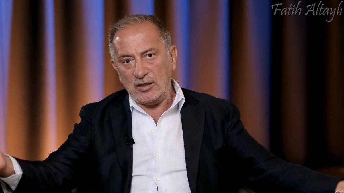 sokakkedisitv's tweet photo. 🖊️ Fatih Altaylı:

“Dün biri ilginç bir tablo hazırlamış.

İstanbul’daki ilçe belediyelerinin partilere göre dağılımını tablo hâline getirmiş.

Buna göre İstanbul’da AK Parti’nin 13, CHP’nin 12, Silivri Cezaevi’nin ise 14 belediye başkanı var. En yüksek oy oranı da yüzde 35,9 ile Silivri Cezaevi’nde.

Büyükşehir belediye başkanları ve diğer illerdeki belediye başkanları bu hesaba dâhil değil.

Bu tablo bile durumun garabetini anlatmaya yeter.

Dün Sinem Dedetaş’ın da gözaltına alınması ve birkaç gün içinde kaçınılmaz son olan tutuklanmayla karşı karşıya kalacak olması üzerine, siyasi tarihin en aşağılık sosyal medya paylaşımlarından biri, CHP’den AK Parti’ye transfer olan Afyonkarahisar Belediye Başkanı Burcu Köksal’dan geldi.

Dedetaş’ın gözaltına alınmasını sevinç nidalarıyla karşılayan bir paylaşım.

1,5 yıllık belediye operasyonları döneminde AK Partili bir siyasetçi bile böylesine ‘pespaye’ bir paylaşım yapmadı, böylesine utanç dolu bir mesajın altına imzasını koymadı.

İnsan baktıkça, ‘Ulan, bu CHP bu kadar pislik siyasetçiyi nereden bulmuş da muhalif diye bize onlara oy attırmış?’ diye düşünmeden edemiyor.”