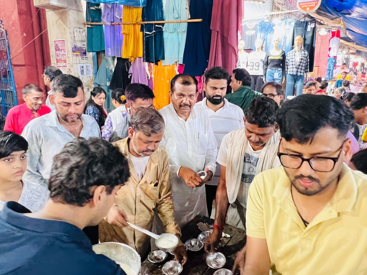 chanderpalbjp's tweet photo. गुरु पूर्णिमा के पावन अवसर पर मदनगीर मंडल स्थित शिव शक्ति मार्केट के प्राचीन शिव शक्ति मंदिर में स्थानीय श्रद्धालुओं द्वारा आयोजित प्रसाद भंडारे में सहभागी होकर सेवा एवं सहयोग का सौभाग्य प्राप्त हुआ। https://t.co/wdQ4W42wQB