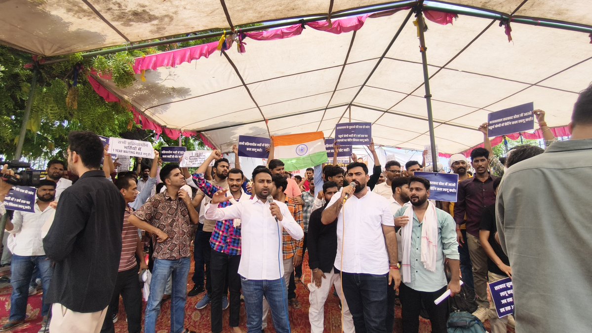Devendrasharmaj's tweet photo. आज जयपुर के शहीद स्मारक पर चतुर्थ श्रेणी भर्ती 2024 में 1 वर्ष की वेटिंग लिस्ट लागू करने की मांग को लेकर बड़ी संख्या में युवा बेरोजगार साथियों ने एकजुट होकर आवाज़ बुलंद की।

रिक्त पदों पर प्रतीक्षा सूची से नियुक्ति दो, युवाओं को न्याय दो।

#देवेंद्र_शर्मा
@RajCMO https://t.co/1cSwmHsAPU