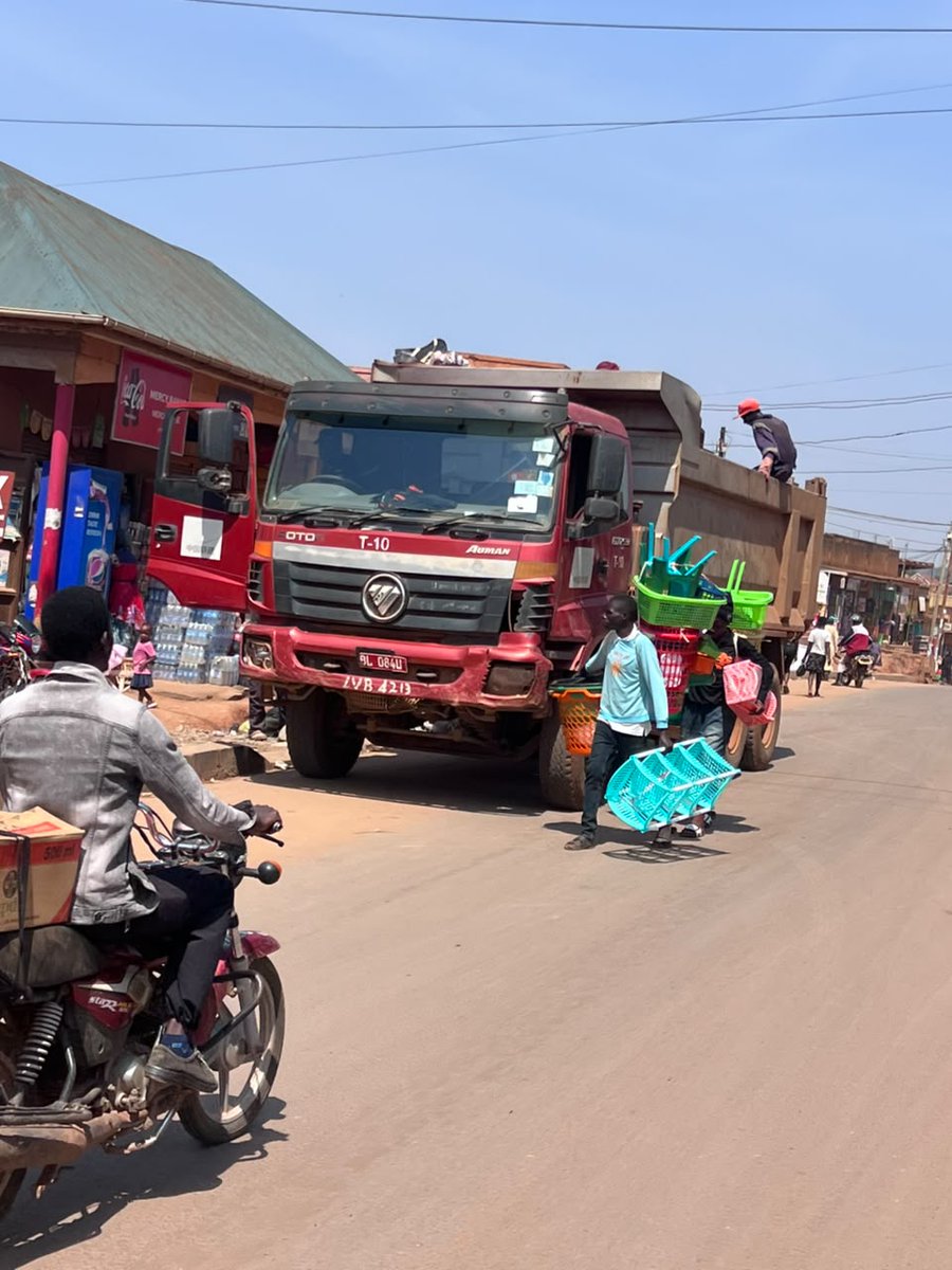 bbstvug's tweet photo. Aba Munisipaali ye Nansana nga bakuliddwamu Mmeeya John Bosco Sserunkuuma basazeewo okupangisa ebimotoka kika kya Sino Truck bibayambe ku kasasiro abadde akyalemedde ku kkubo nga batya nti ayinza okuvaako ebirwadde ebiva ku bucaafu. Mmeeya agamba nti wadde Gavumenti yateekawo olunaku lwa Bulungibwansi naye ate yeerabira okutegeka ebimotoka ebimala okusobola okuggya kasasiro mu bantu. #BBSKATI