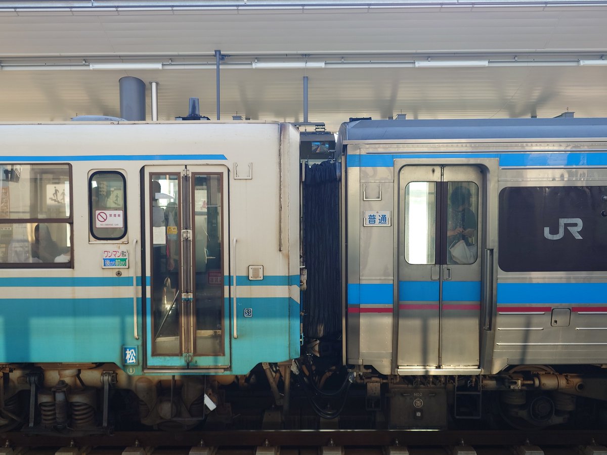 tatsuya32047633's tweet photo. 松山17時45分発伊予長浜経由八幡浜行

確か所定の編成はキハ32×2とキハ54の3両編成だが何故かキハ185系3100番台でした。

これって54が足りなくて185による代走ってことですかね？ https://t.co/eCuQjkJwwX