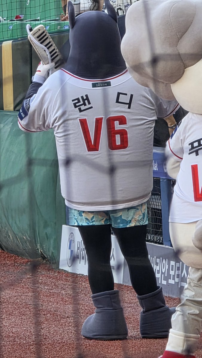 SSG_NuGU's tweet photo. 랜디 옷 봐...ㅋㅋㅋㅋㅋㅋㅋ https://t.co/47nzFG1y8A