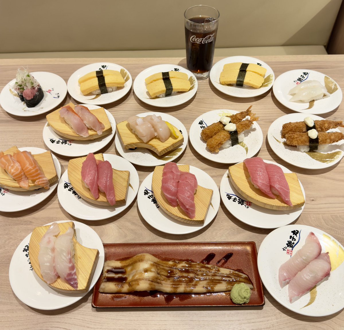 FIRE60028219's tweet photo. 38歳独身男性の夕食は

キオクシアの利益で
1人銚子丸のお寿司です🥲🍣🍵✨
（税込8,404円） https://t.co/Foao9VK3zY
