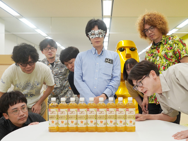 omocoro's tweet photo. 【オモコロブロス】
「サントリークラフトボスのPREMIUM無糖紅茶がうまい」とダ・ヴィンチ・恐山が言うので、みんなで飲みました！

恐山がおすすめするペットボトル飲料「PREMIUM無糖紅茶」を飲んでみる
https://t.co/DaWSbrRkqd https://t.co/nU5SnwgKvt