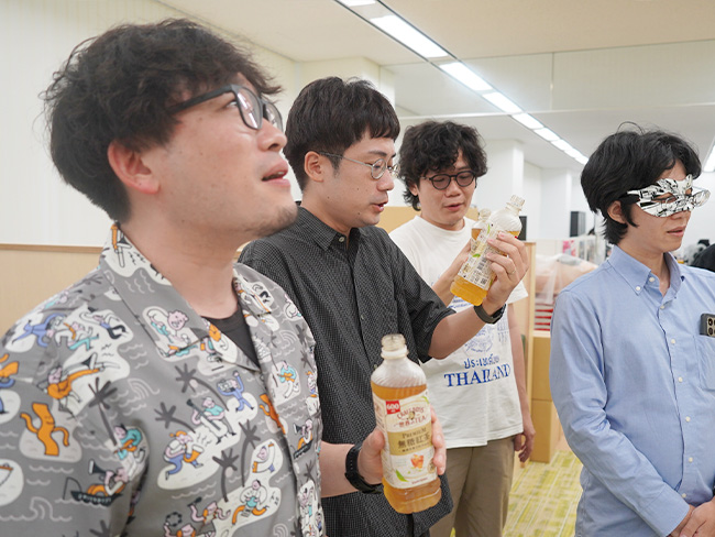 omocoro's tweet photo. 【オモコロブロス】
「サントリークラフトボスのPREMIUM無糖紅茶がうまい」とダ・ヴィンチ・恐山が言うので、みんなで飲みました！

恐山がおすすめするペットボトル飲料「PREMIUM無糖紅茶」を飲んでみる
https://t.co/DaWSbrRkqd https://t.co/nU5SnwgKvt