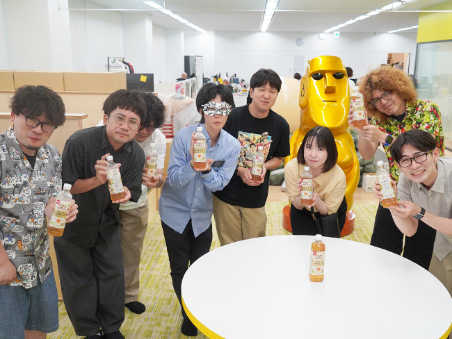 omocoro's tweet photo. 【オモコロブロス】
「サントリークラフトボスのPREMIUM無糖紅茶がうまい」とダ・ヴィンチ・恐山が言うので、みんなで飲みました！

恐山がおすすめするペットボトル飲料「PREMIUM無糖紅茶」を飲んでみる
https://t.co/DaWSbrRkqd https://t.co/nU5SnwgKvt