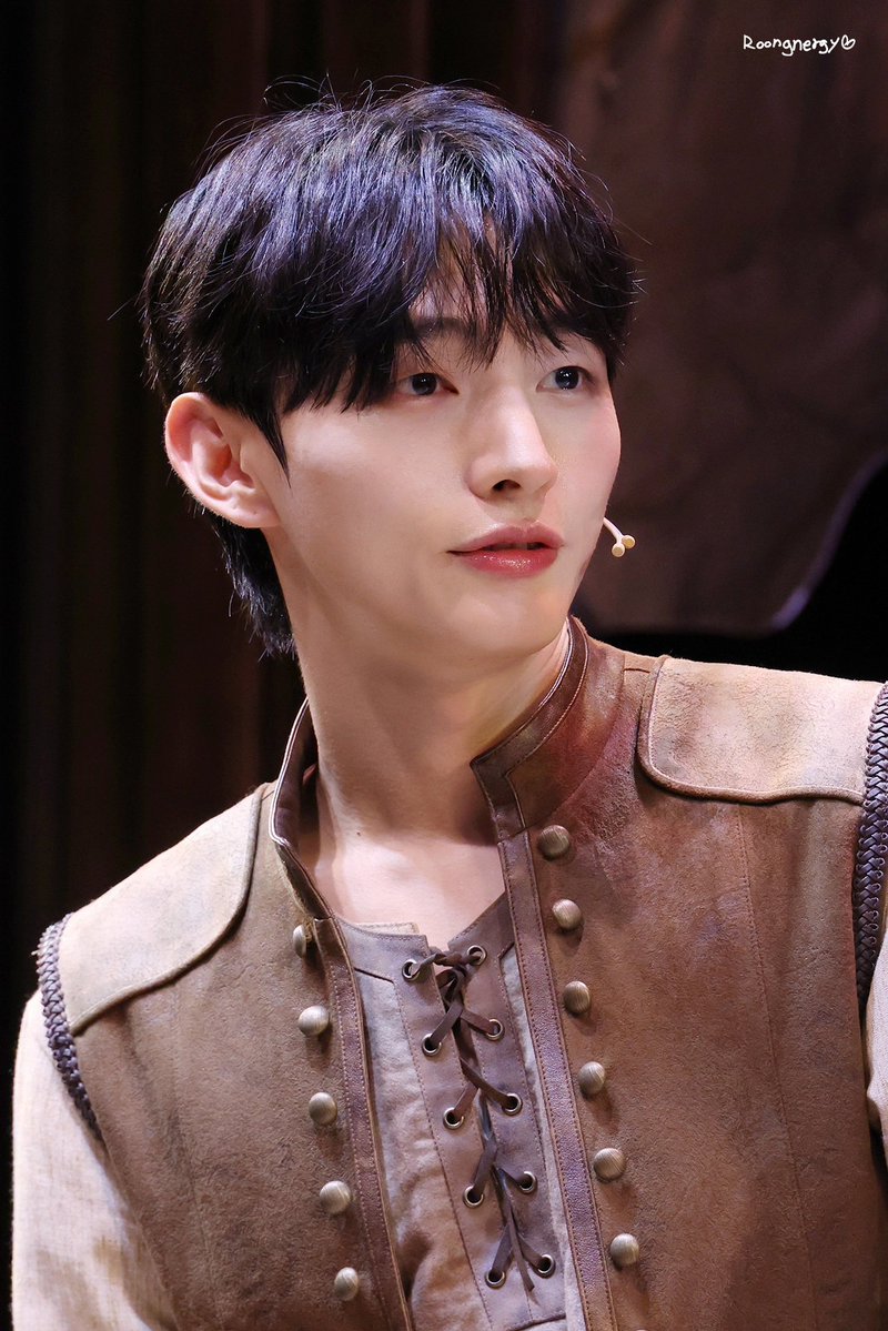 roongnergy38's tweet photo. 베네치아에서 만난 고양이 ₍^._.^₎ 𐒡

260728 뮤지컬 소년의 초상 무대인사
#소년의초상 #윤지성 #Yoonjisung https://t.co/V22TlVbONa