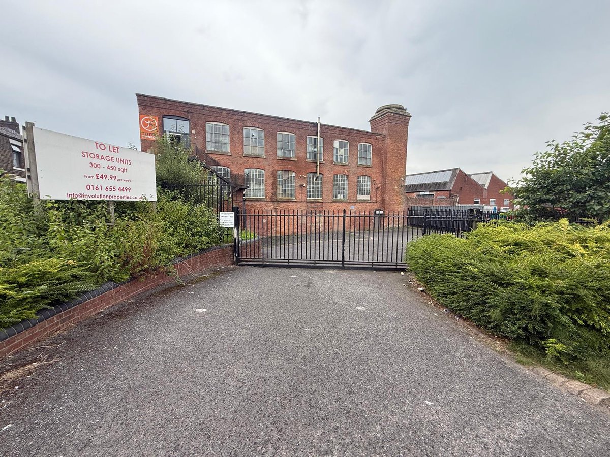 IPCommercial's tweet photo. 🏭 430 SQFT commercial unit available in Oldham!
 
💷Rent &amp; Charges All In: £250 pm
🔑Just 1 month's deposit 

✔️Secure gated access
✔️CCTV 
✔️Park &amp; Loading
✔️Toilets on-site

📞0161 655 4499
📩 DM us to arrange a viewing. 

#Oldhamhour #CommercialProperty #UnitsToLet https://t.co/SsiD3dQykX